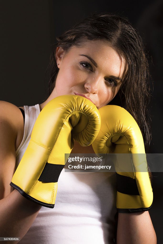 Junge sportliche Frauen-Boxen