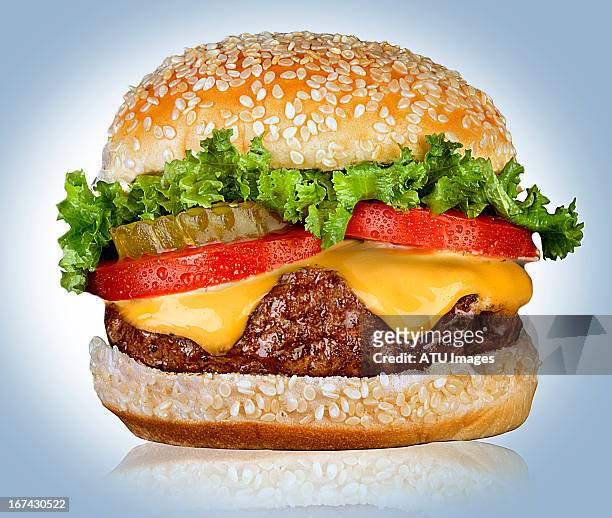 cheeseburger on white - hamburger photos et images de collection