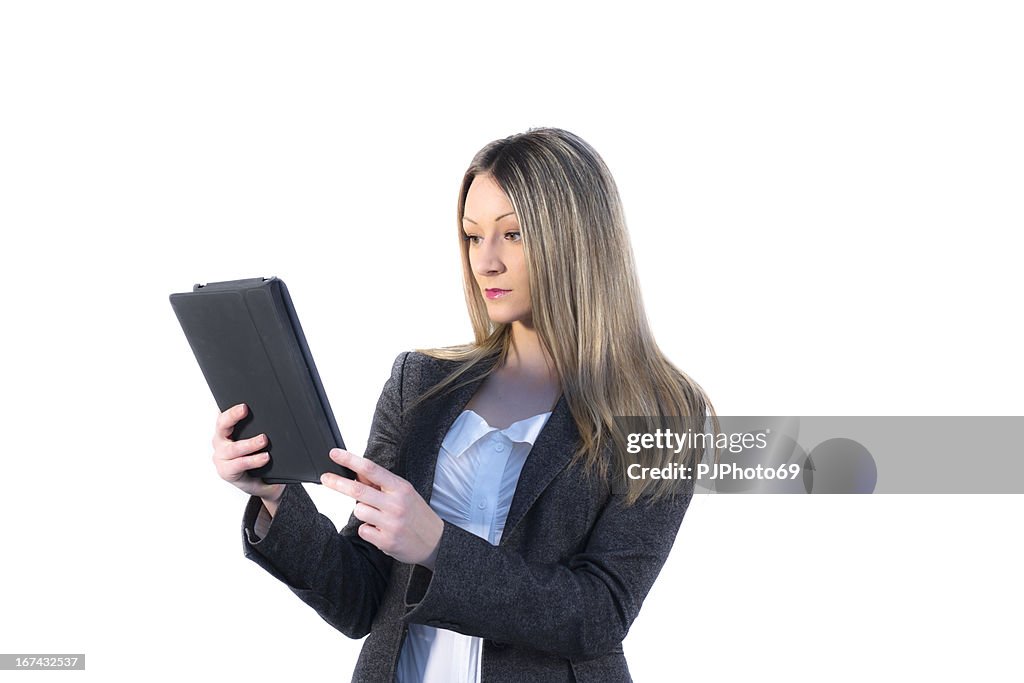 Junge Geschäftsfrau mit digitalem Tablet