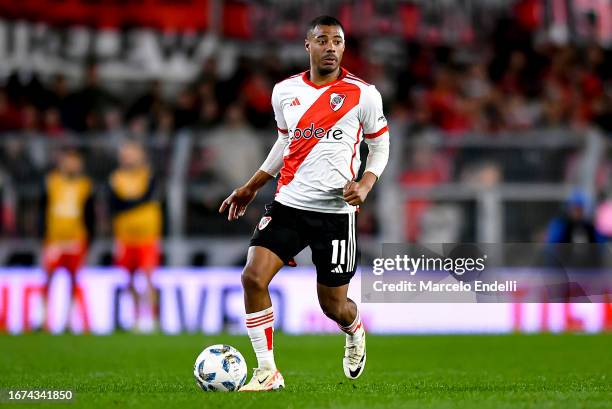 Nicolas De La Cruz of River Plate drives the ball during a match between River Plate and Arsenal as part of group A of Copa de la Liga Profesional...