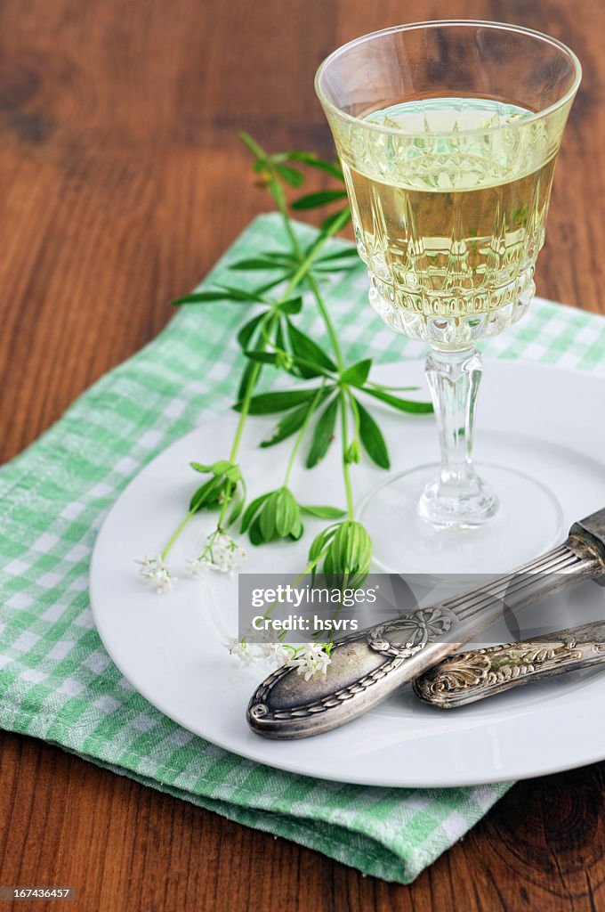 Glas mit woodruff punch auf einer platte