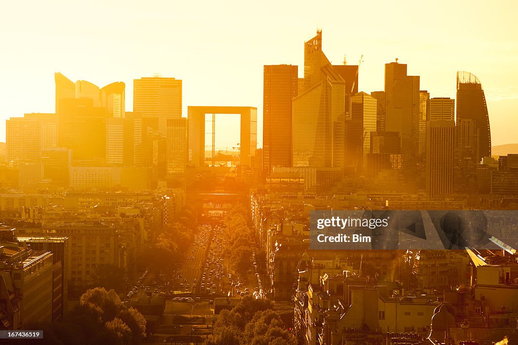 Paris Cityscape contre coucher de soleil avec La défense, en France