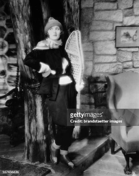 American actress Corinne Griffith in wintersport clothes. About 1925. Photograph. Die US-amerikanische Schauspielerin Corinne Griffith in...