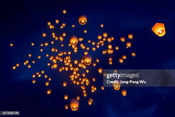 sky lantern group - linterna china fotografías e imágenes de stock