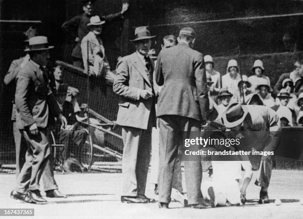 German tennis player Cilly Aussem lies insensible on the court of Wimbledon. About 1930. Photograph. Die deutsche Tennisspielerin Cilly Aussem liegt...