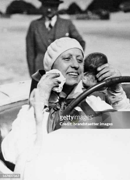 French dancer and Grand Prix auto racing driver Hellé Nice doing her make-up before the start of the race. About 1930. Photograph. Die französische...