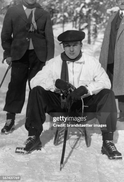 King Farouk of Egypt on winter vacation in St. Moritz. Switzerland. Photograph. About 1930. König Farouk von Ägypten auf Winterurlaub in St. Moritz....