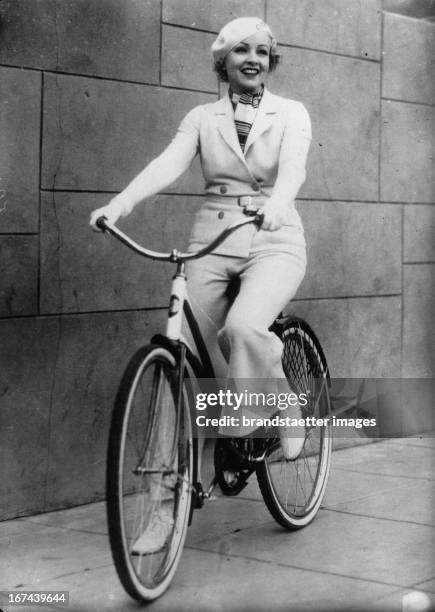 American actress Claire Windsor in her bicycle dress. Hollywood. About 1930. Photograph. Die US-amerikanische Schauspielerin Claire Windsor mit ihrer...