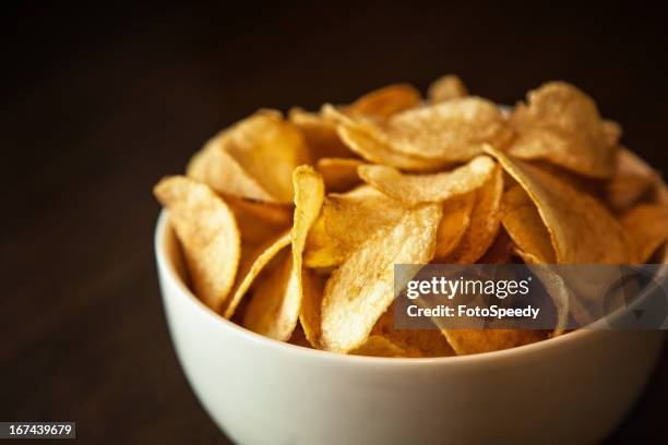 potato chips - chips schüssel stock-fotos und bilder