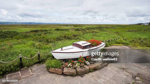 old boat on the shore at parkgate - pool boat stock pictures, royalty-free photos & images