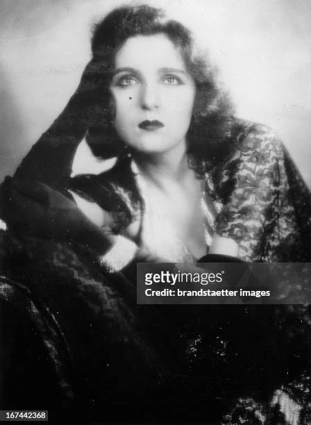 French actress and director of the Théâtre du Gymnase/Paris. 1934. Photograph. Die französische Schauspielerin und Direktorin des Pariser Théâtre du...