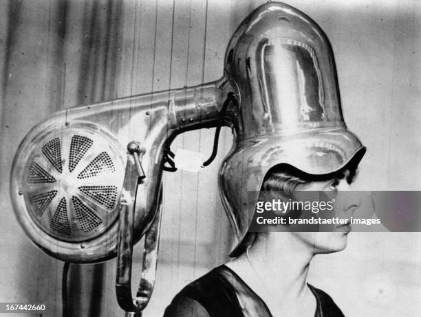 New type of dryer is presented on the hair fashion show in London. About 1935. Photograph. Ein neuartiger Haartrockner wird auf der Haarmodenschau in...