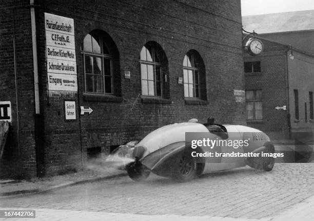 The new rocket race car of Paul Heylandt on the Airport Tempelhof/Berlin. About 1931. Photograph. Der neue Raketenwagen von Paul Heylandt am...