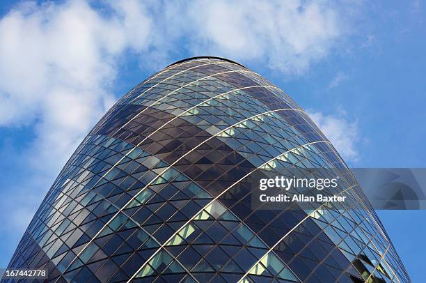 30 st mary axe skyscraper (the gherkin) - gherkin london stock pictures, royalty-free photos & images