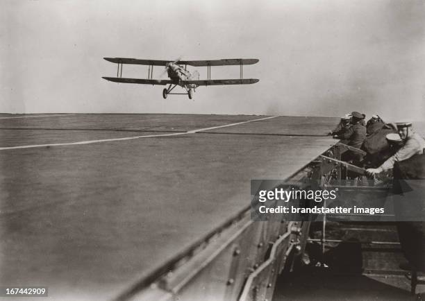 Alighting of an aeroplane on deck of an modern English aircraft carrier. About 1935. Photograph. Landung eines Flugzeugs auf dem Deck eines modernen...