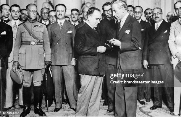 Brasilian President Getulio Vargas and foreign ministerMello Franco prepare for new elecions . About 1933. Photograph. Der brasilianische Präsident...
