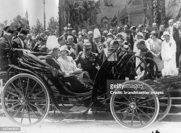 Opening of a Spanish-American Exhibition in Spain. The Spanish royal couple talks with General Primo de Rivera. About 1928. Photograph. Eröffnung...