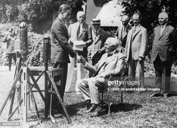 Thomas Edison congratulates one of his students - Arthur Williams Jr.. Photograph. New Jersey. USA. 1929th Thomas Edison beglückwünscht einen seiner...