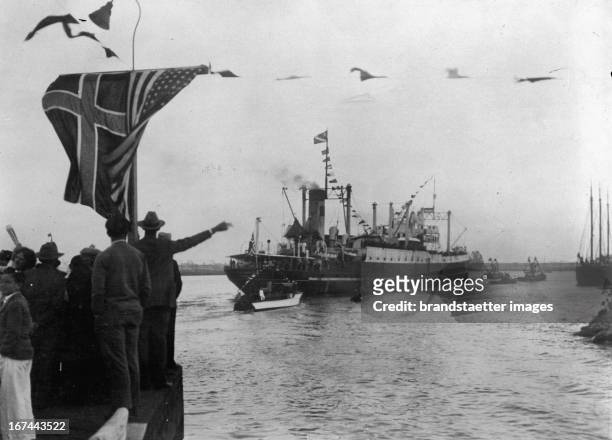 Departure of the steamer C.A. LARSEN from the port of San Pedro / California for the Antarctic expedition of the American polar explorer Richard...
