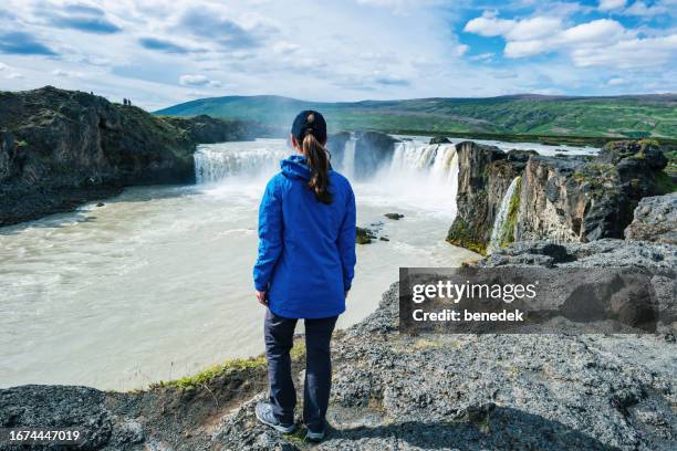 godafoss waterfall iceland woman travel - northeast iceland stockfoto's en -beelden