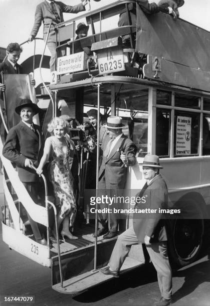 The German actress Lee Parry during the shooting for the movie AUTOBUS 2 with a bus from line Nr. 2. Berlin. 1929. Photograph. Die deutsche...