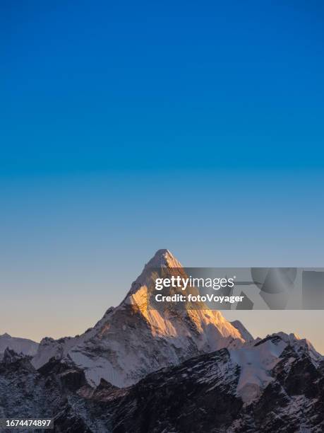 perfect snowy mountain peak soaring into blue sky himalayas nepal - clear sky stockfoto's en -beelden