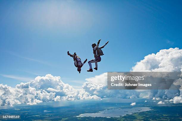 skydivers in mid-air - parachute jump stockfoto's en -beelden