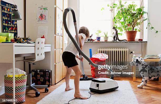 boy hovering nursery - aspirapolvere foto e immagini stock