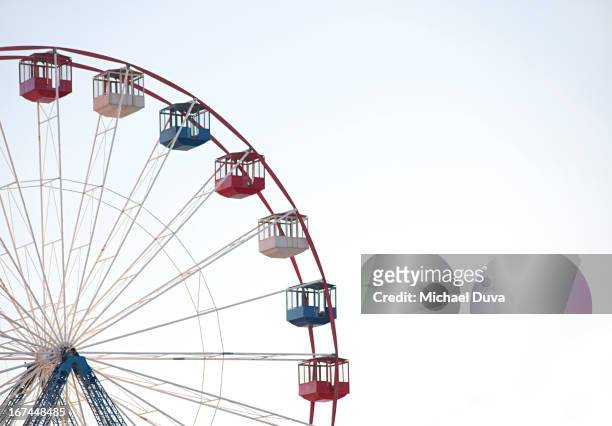 ferris wheel against white background - roda gigante imagens e fotografias de stock