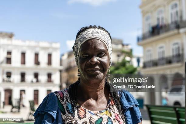 porträt einer seniorin im öffentlichen park - antilles stock-fotos und bilder
