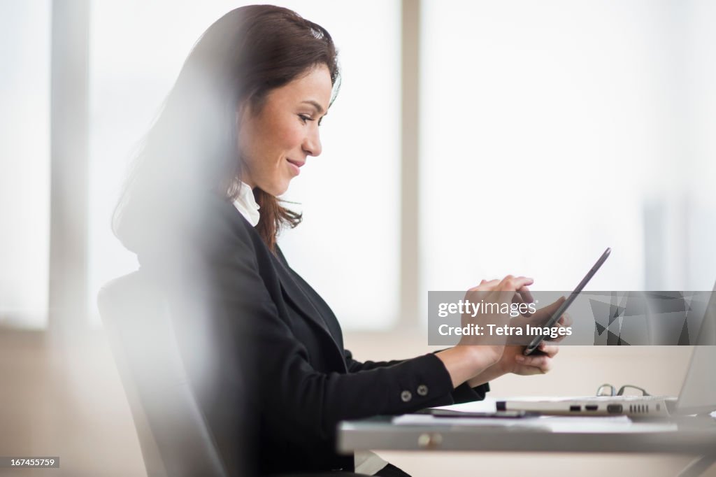 USA, New Jersey, Jersey City, Businesswoman using tablet pc