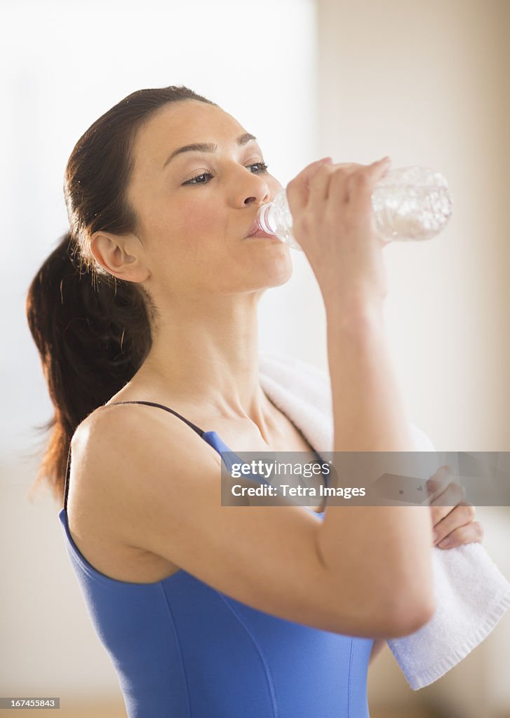 USA, New Jersey, Jersey City, Woman drinking water in gym