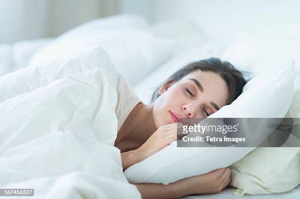 usa, new jersey, jersey city, woman sleeping in bed - sleeping woman stockfoto's en -beelden