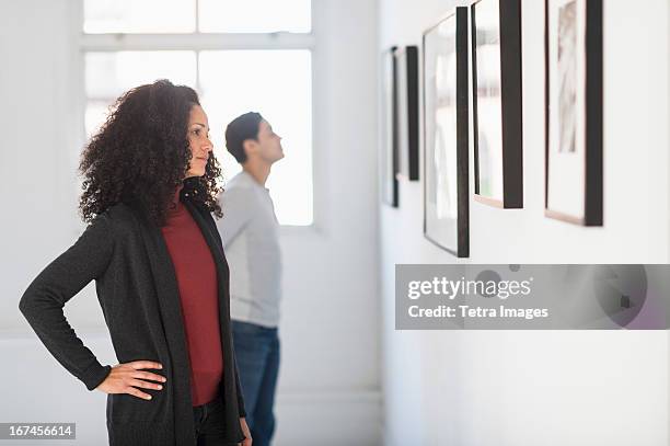usa, new jersey, jersey city, visitors looking at artworks in gallery - modern art photos et images de collection