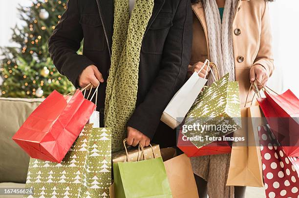 usa, new jersey, jersey city, couple with christmas shopping - christmas shopping stock-fotos und bilder