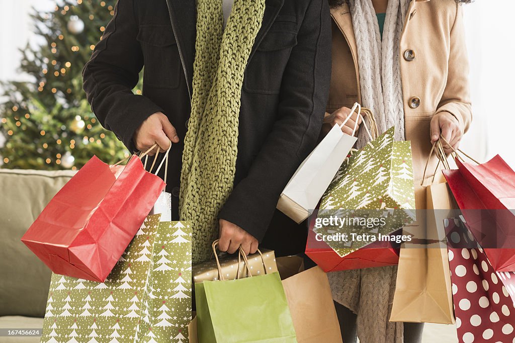 USA, New Jersey, Jersey City, Couple with Christmas shopping