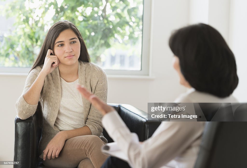 USA, New Jersey, Jersey City, Teenage girl (16-17) talking to therapist