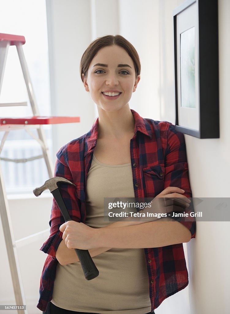 USA, New Jersey, Jersey City, Young woman redecorating room
