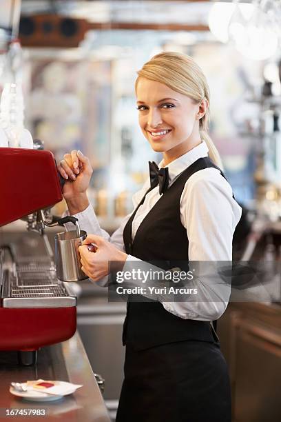 denmark, aarhus, female barista steaming milk - noeud papillon photos et images de collection