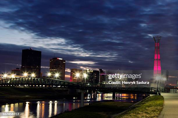 usa, ohio, dayton, cityscape at evening - dayton ohio stockfoto's en -beelden