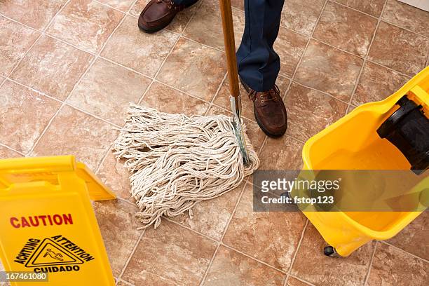 vorsicht zeichen, janitor mann mopping etage des retail store. reinigung. - mop stock-fotos und bilder