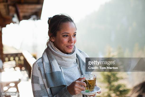 笑顔の女性のポートレートを飲むティー - tea outdoor ストックフォトと画像