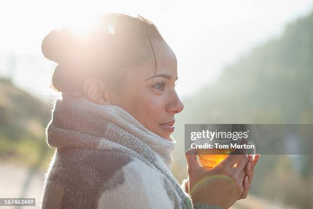 nahaufnahme von lächelnden frau trinkt tee im freien - cold woman stock-fotos und bilder