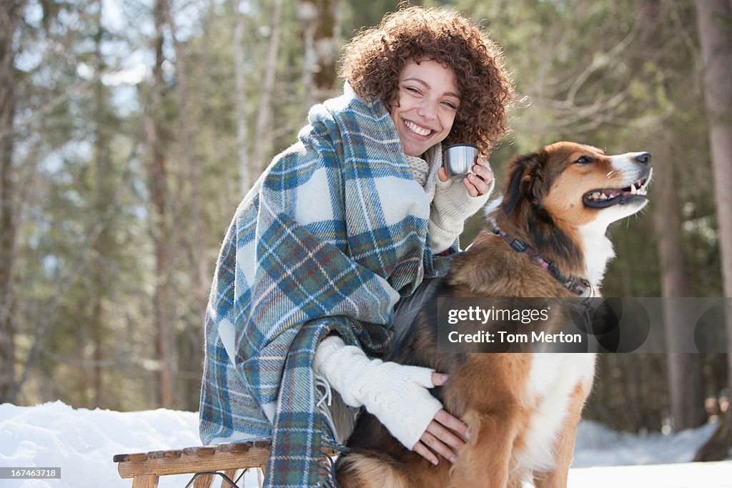 Mujer y perro al aire libre, de invierno