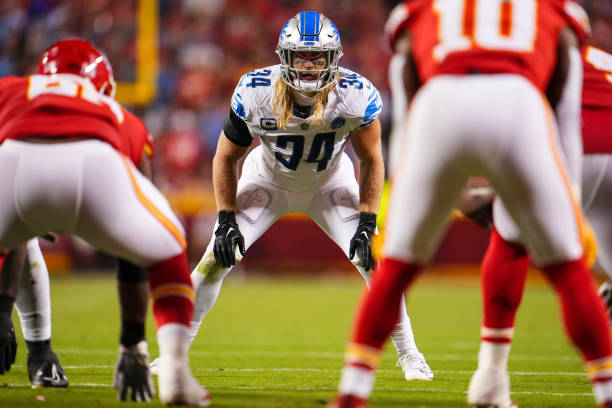 Alex Anzalone of the Detroit Lions lines up during at GEHA Field at Arrowhead Stadium on September 7, 2023 in Kansas City, Missouri.
