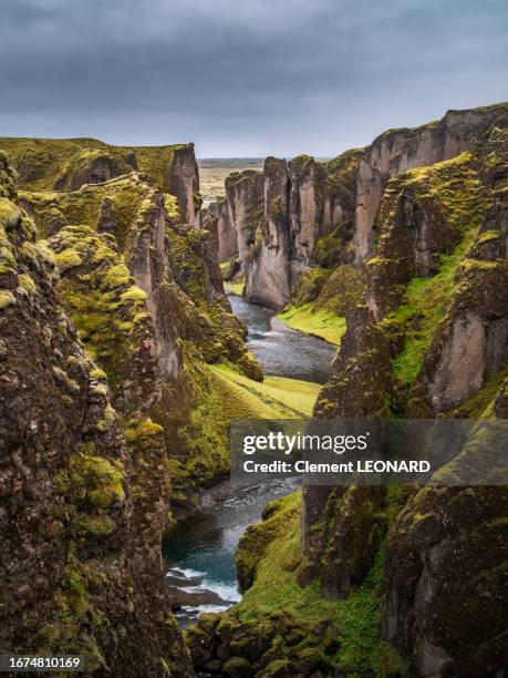 fjadrargljufur (fjaðrárgljúfur) canyon seen from above with the river fjaðrá (fjadra) flowing through it, kirkjubaejarklaustur, south iceland (suðurland). - steep road stock pictures, royalty-free photos & images