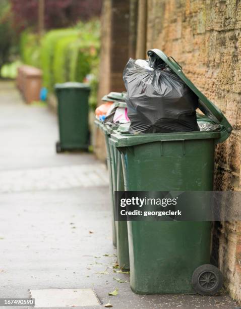bin collection jour - poubelle photos et images de collection