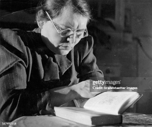 Reading Woman. 1938. Photograph. Lesende Frau. 1938. Photographie. .