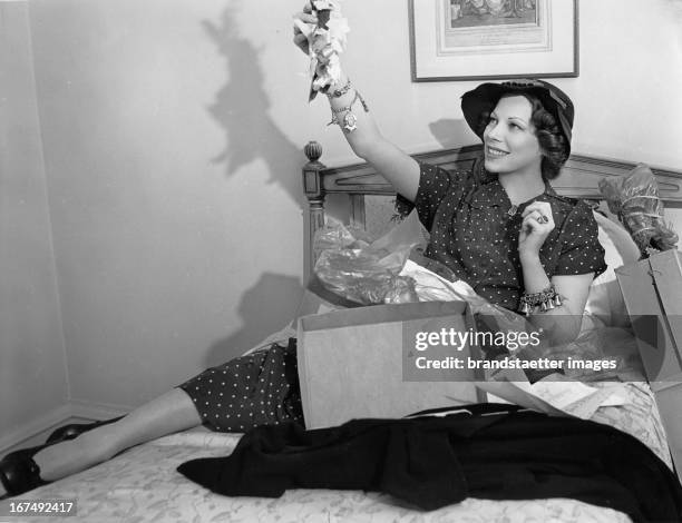 Austrian dancer Tilly Losch upon her arrival in Hollywood. About 1936. Photograph. Die österreichische Tänzerin Tilly Losch bei ihrer Ankunft in...