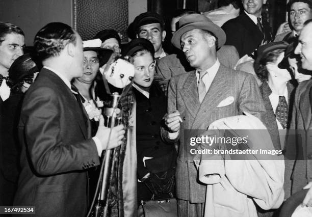 French actor Charles Boyer at his arrival in Paris/Gare Saint Lazare. 1936. Photograph. Der französische Schauspieler Charles Boyer bei seiner...